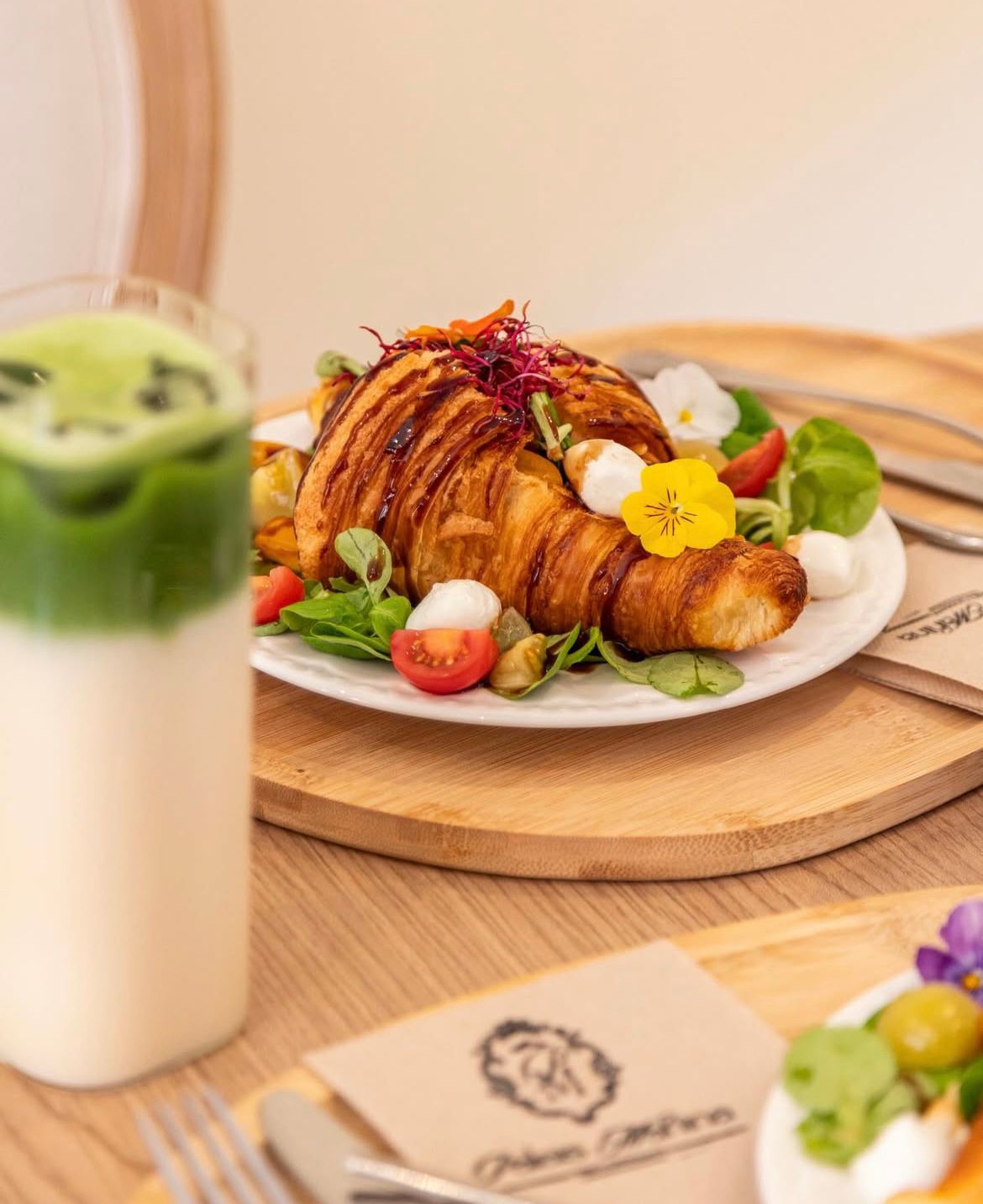 Croissant sucré Palais Mahina — garniture florale et fruits frais