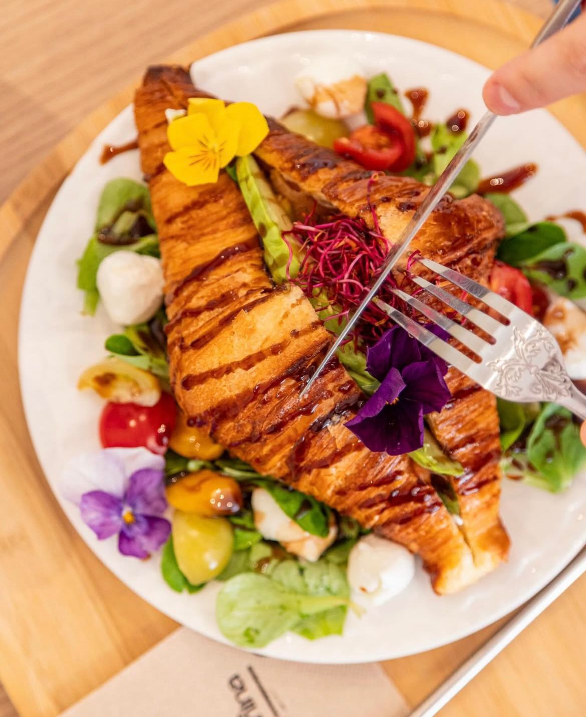 Croissant signature Palais Mahina — dressage gourmand