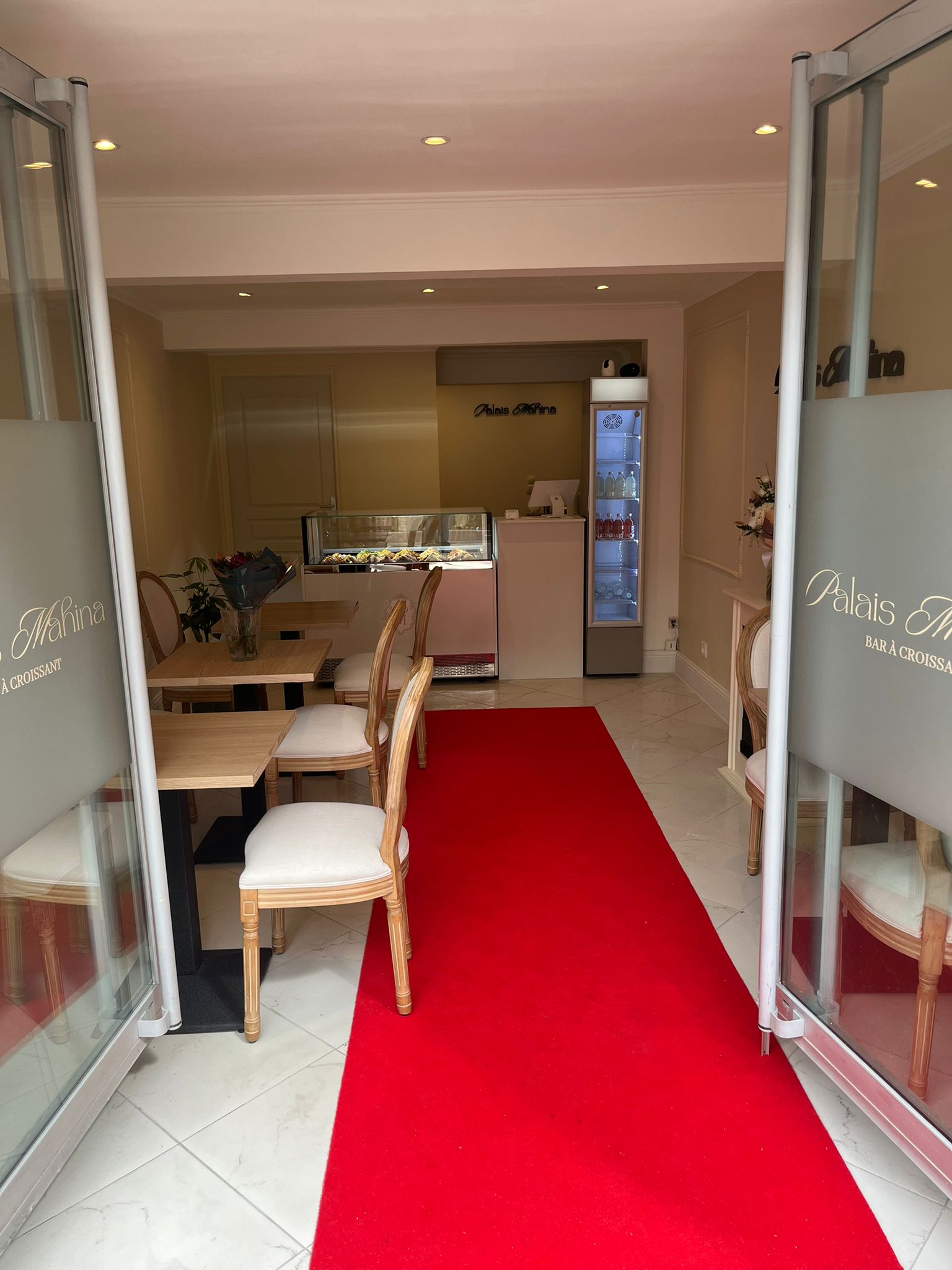 Palais Mahina — entrée tapis rouge